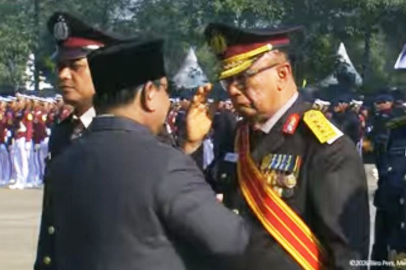 Presiden RI Prabowo Subianto menganugerahkan pangkat kehormatan Republik Indonesia kepada mantan Ketua MPR RI periode 2013-2014 Irjen Pol (Purn) Sidarto Danusubroto yang juga merupakan mantan ajudan Presiden pertama RI Soekarno dalam upacara peringatan Hari Bhayangkara ke-80 di Satuan Latihan (Satlat) Brimob Polri, Cikeas, Kabupaten Bogor, Jawa Barat, Rabu (1/7/2026). (ANTARA/YouTube Sekretariat Presiden/Aditya Ramadhan)