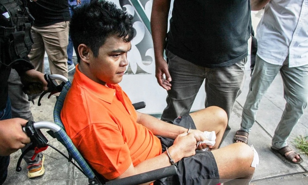  Bio dengan kaki diperban usai mendapat terjangan timah panas tim gabungan Mabes Polri, Polda Kalteng, dan Polda Kaltim usai diamankan di jalan poros Samarinda-Bontang. Foto: ANTARA 