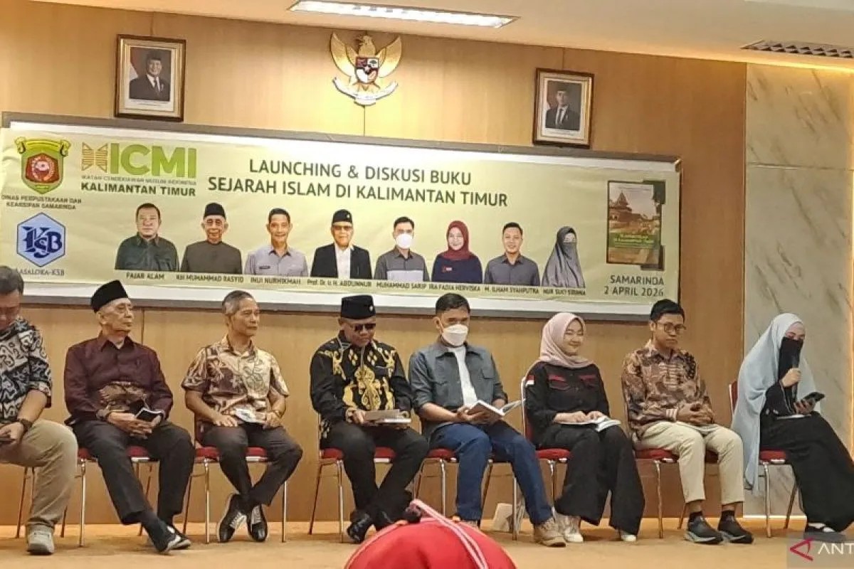 Bedah buku "Sejarah Islam di Kalimantan Timur: Empat Setengah Abad Jaringan Dakwah, Ulama, dan Peradaban dari Kerajaan hingga Republik" oleh penulis Abdunnur dan Muhammad Sarip (tengah) beserta para pembedah, dihadiri pula para mahasiswa, akademisi, hingga pegiat literasi di Samarinda. ANTARA/Ahmad Rifandi.