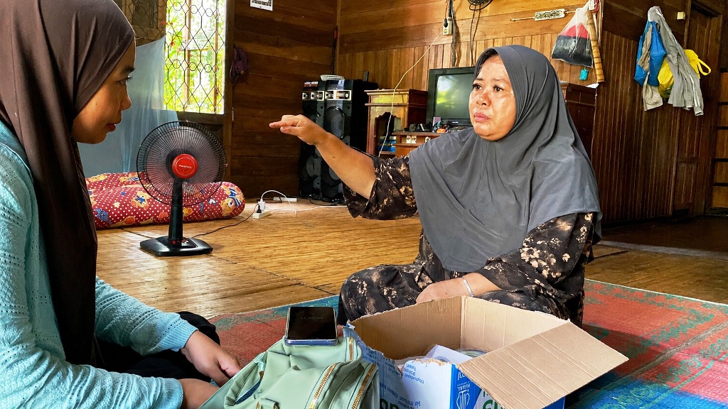 Idah, istri Misrantoni (kanan) saat bersama awak media ini di kediamannya. Foto: Ekspos/Nabila