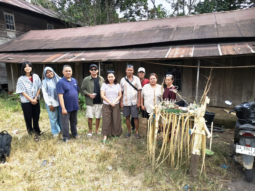 Tim riset UMKT saat bersama warga Muara Kate, termasuk Misrantoni. Foto: Ekspos/Nabila