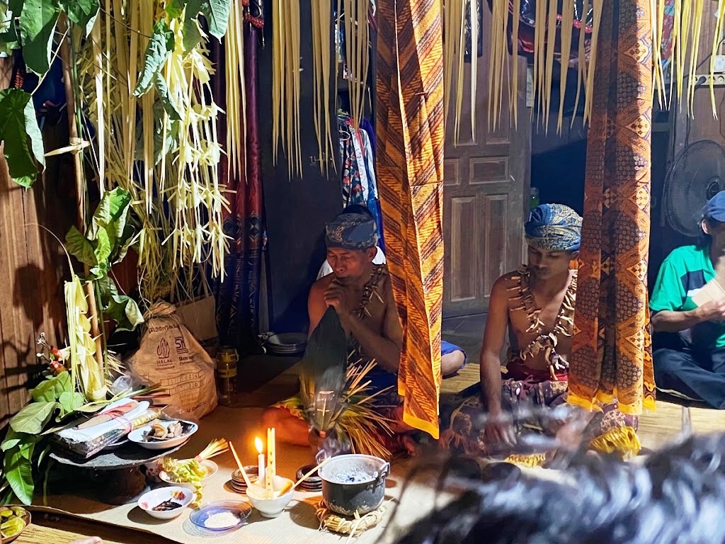   Kepala Adat Balian Bawo, Rohani (56), pimpin ritual upacara Balian membayar nazar dan permohonan perlindungan tolak bala pejuang masyarakat Muara Kate. Foto: Ekspos/Nabila
