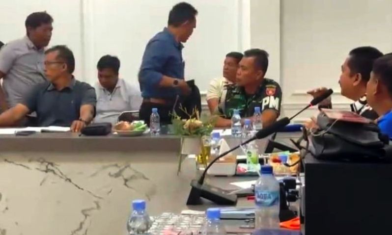 Sejumlah prajurit TNI memilih walk-out saat gelar perkara di Polres Kutai Barat. Foto: tangkapan layar