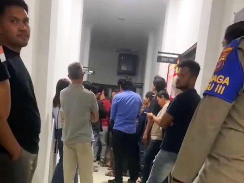 Warga dan kerabat Misrantoni di Mapolres Paser.