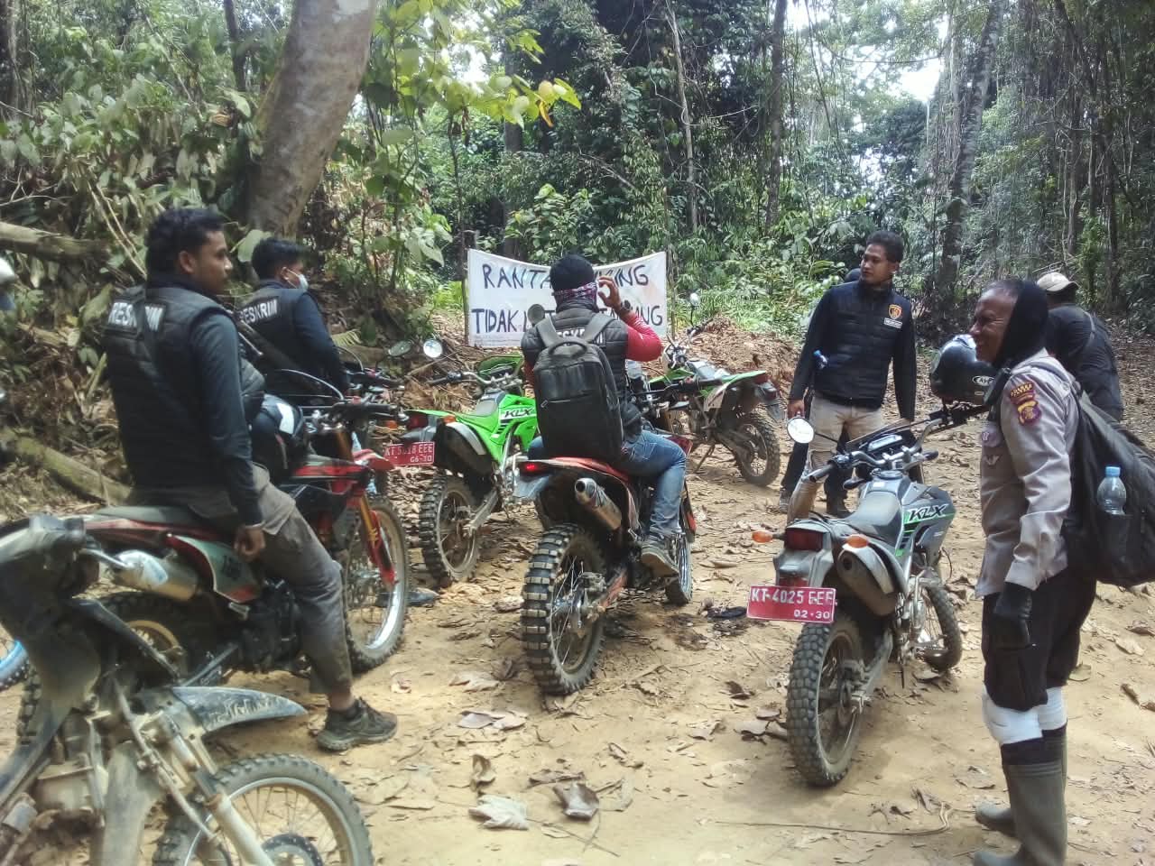 Tim gabungan Polres Paser saat melakukan peninjauan ke TKP dugaan tambang emas ilegal Rantau Layung. Foto: istimewa