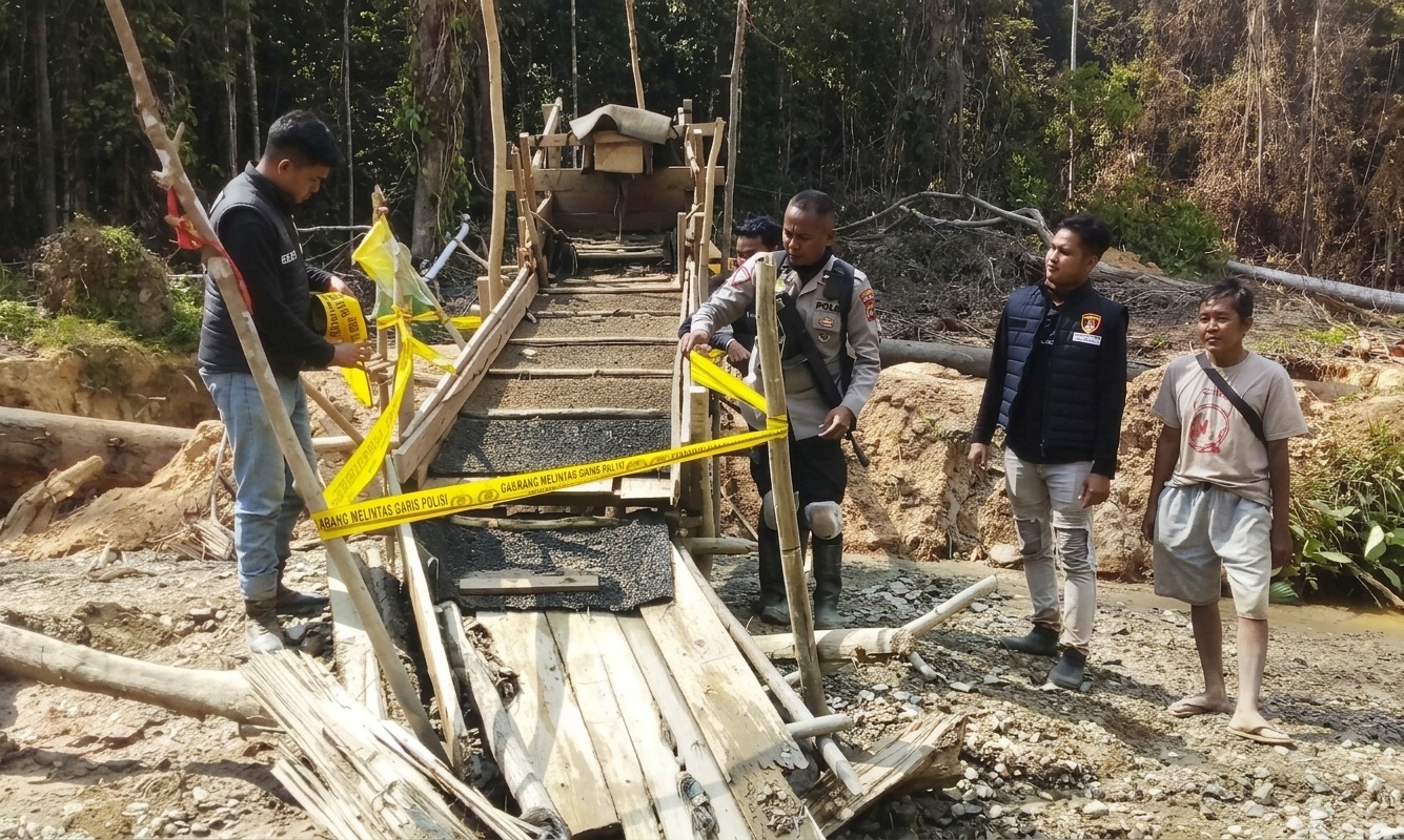 : Petugas kepolisian bersama warga mengamankan area lokasi tambang emas tanpa izin (PETI) dengan memasang garis polisi (police line) di Desa Rantau Layung, Senin (14/9/2026). Foto: Istimewa