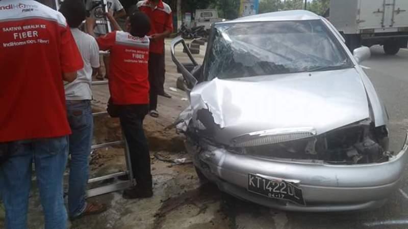 MELUNCUR BEBAS, MOBIL SEDAN HANCUR TERHENTI DITIANG TELKOM