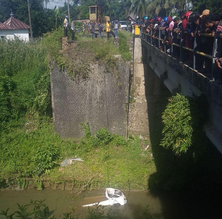 Mobil Pikap Terjun Bebas ke Sungai Lakukang Mare Bone, Sopir Tewas