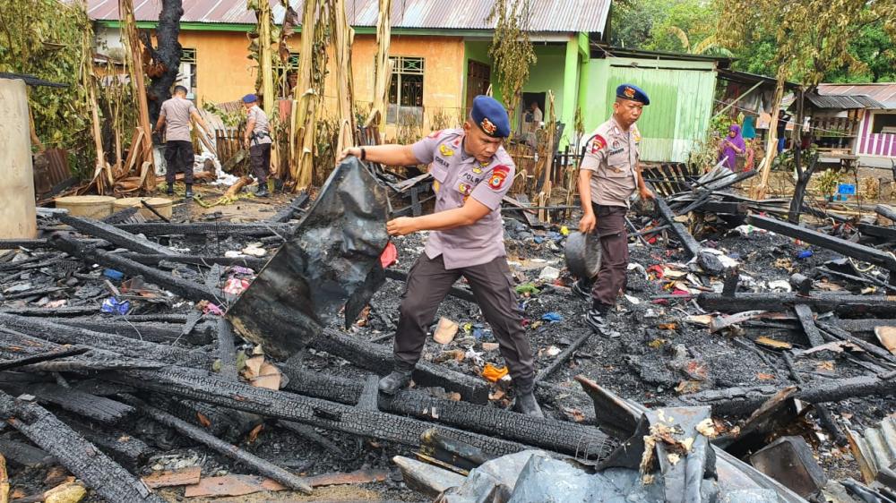 Brimob Bone Bantu Bersihkan Puing-puing Sisa Kebakaran di Pallengoreng