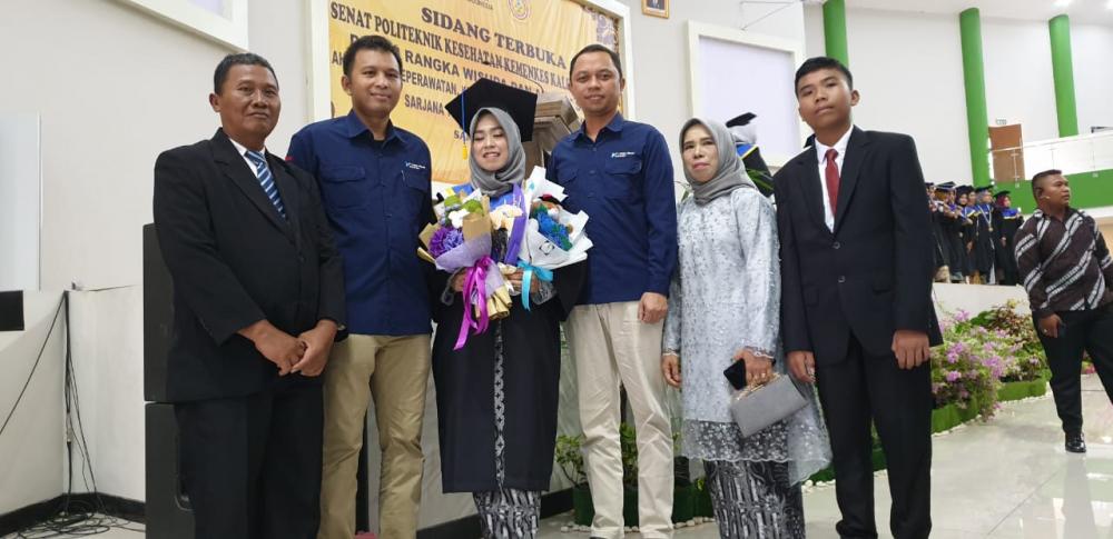 Membanggakan, Anak Tukang Jahit Karung Bekas Jadi Sarjana