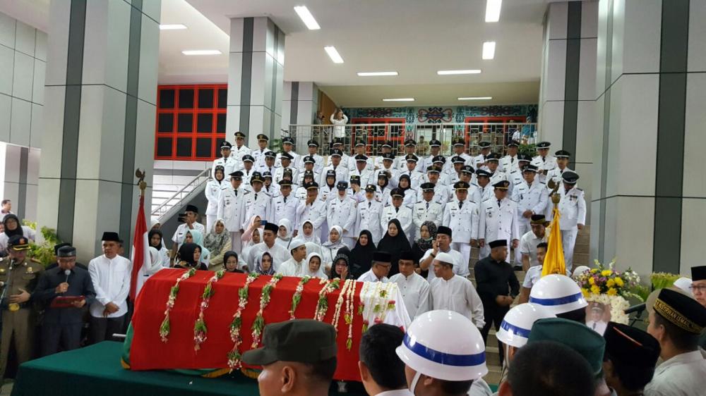 Isak Tangis Ratusan Warga Warnai Proses Pemakaman Nusyirwan