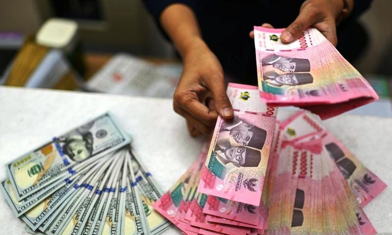 Rupiah Tembus Rp18.107 per Dolar AS, Analis Ungkap Pemicunya