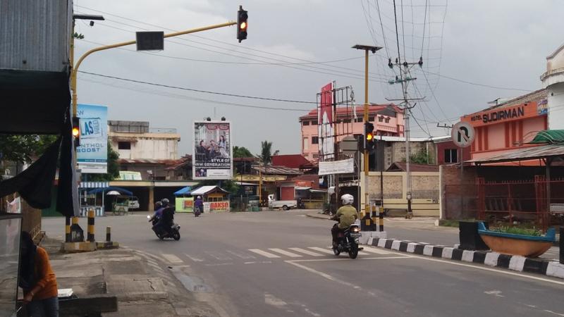 SEMINGGU TAK BERFUNGSI, TRAFFIC LIGHT DIPERTIGAAN BERBAS DI KELUHKAN PENGENDARA
