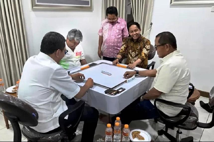 Viral Menteri Kehutanan Main Gaple dengan Azis Wellang, Klaim Tak Kenal