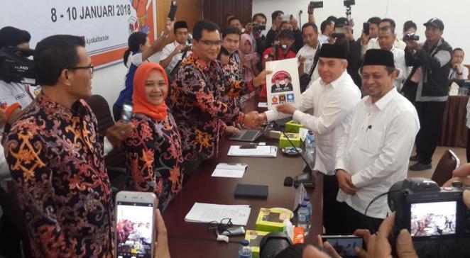 Isran - Hadi Peserta Pertama Resmi Mendaftar ke KPU Kaltim