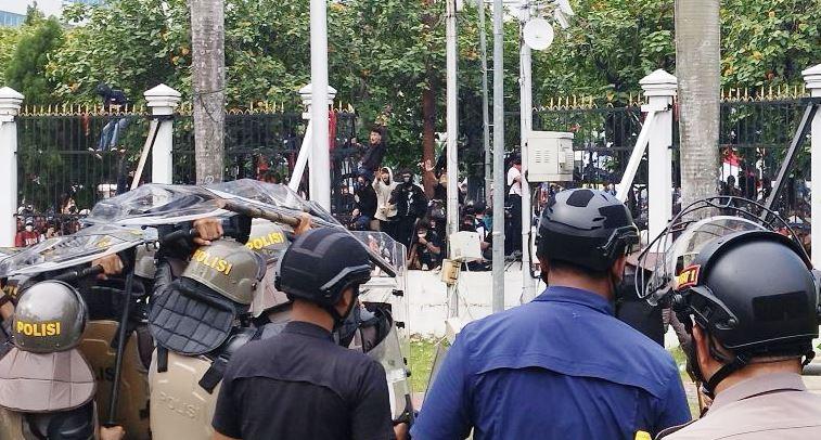  Gedung DPR Jebol Digeruduk Demonstran Tolak RUU Pilkada!
