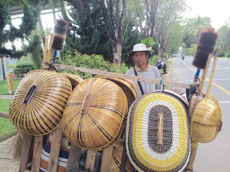 KEGIGIHAN HADI SI PEDAGANG KELILING KERAJINAN FURNITURE BAMBU
