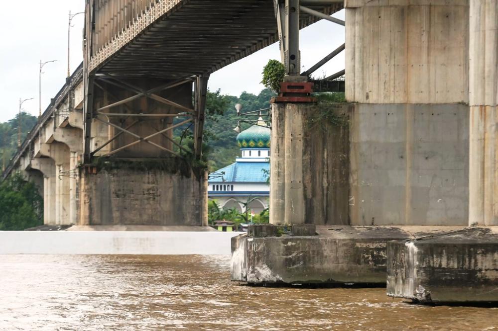 Jembatan Mahulu Dihantam Tongkang Lagi, Rumah Warga Terbawa Arus