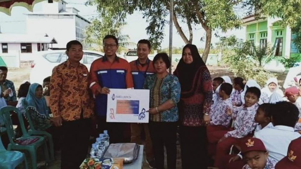 SDN 012 Kenyamukan Sangut Terima Bantuan Buku dari PT Trans Coal