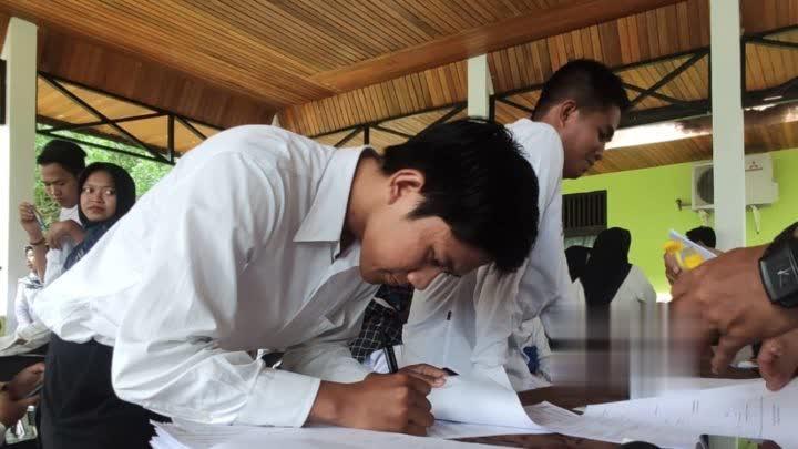 Puluhan Honorer Tanda Tangan Kontrak, Camat Bonsel Tekankan Sikap Pelayan Publik