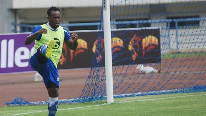 Essien dan Cole Masih Kerepotan Latihan Pagi