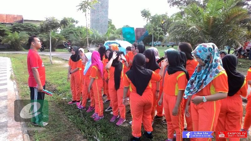 GURU INI MANFAATKAN LINGKUNGAN SEBAGAI SUMBER BELAJAR