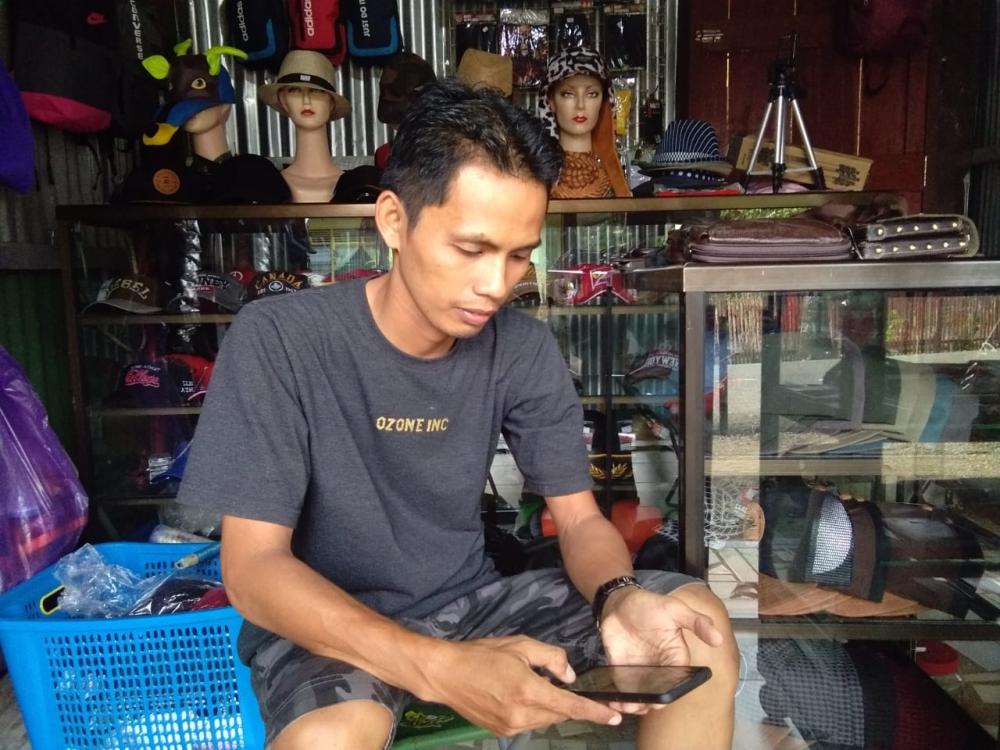 Geluti Bisnis Aksesoris Pria, Omset Guru Honorer di Bone Ini Menggiurkan