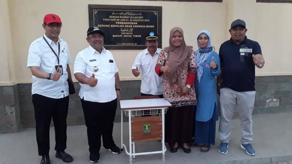 Sekolah Arab Sangkulirang Dapat Bantuan Kursi dan Meja