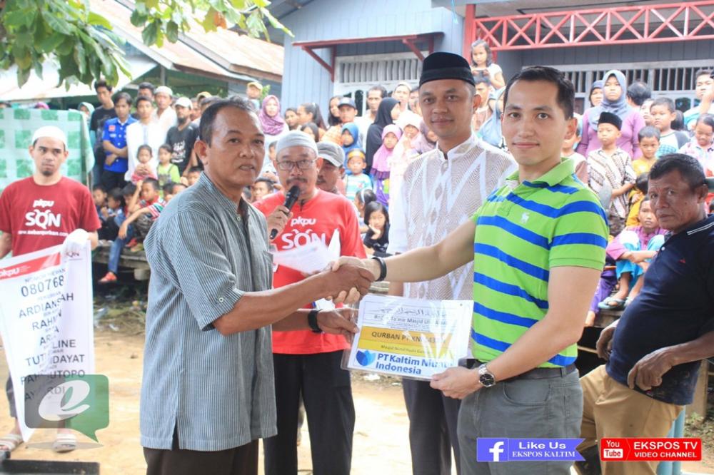 Berbagi Kebahagiaan, PT KNI Bagikan 10 Hewan Kurban Ke Warga Buffer Zone
