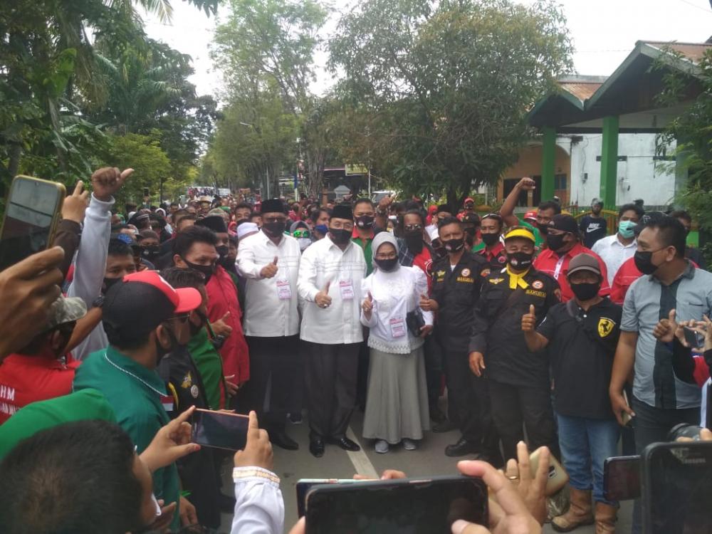 Resmi Mendaftar, Paslon Adi-Bas Berjalan Kaki Menuju KPU Bontang