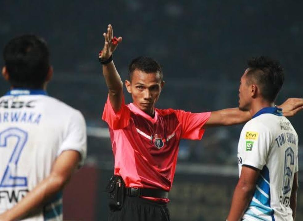 Tak Urung Digulirkan, Wasit Liga 1 Pimpin Tarkam Hingga Jual Minuman
