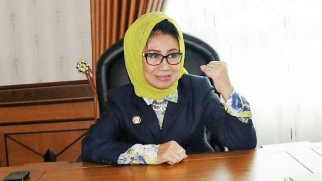 Encek Serahkan Dua Unit Ambulans untuk 7 Desa di Kutim 