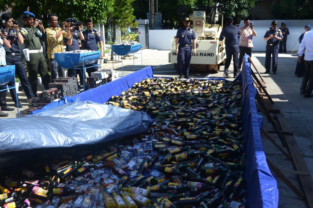 RIBUAN MMEA DAN ROKOK ILEGAL DIMUSNAHKAN KPPBC TMP C BONTANG