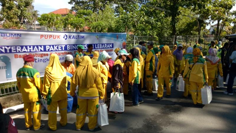 Peduli Sesama, Pupuk Kaltim Bagikan 140 Bingkisan Lebaran