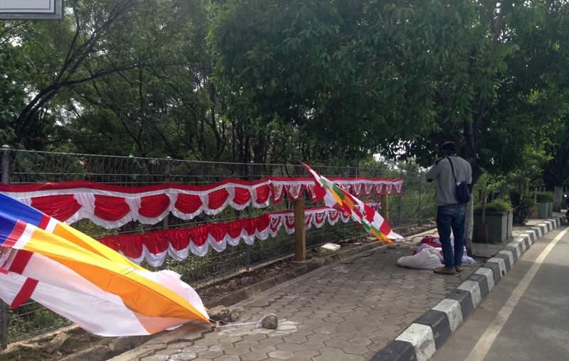 PENJUAL BENDERA MUSIMAN MULAI RAMAI 