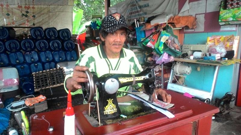 MUMUN, SUKSES MENGOLAH SAMPAH PLASTIK MENJADI KERAJINAN TAS YANG BERNILAI RUPIAH