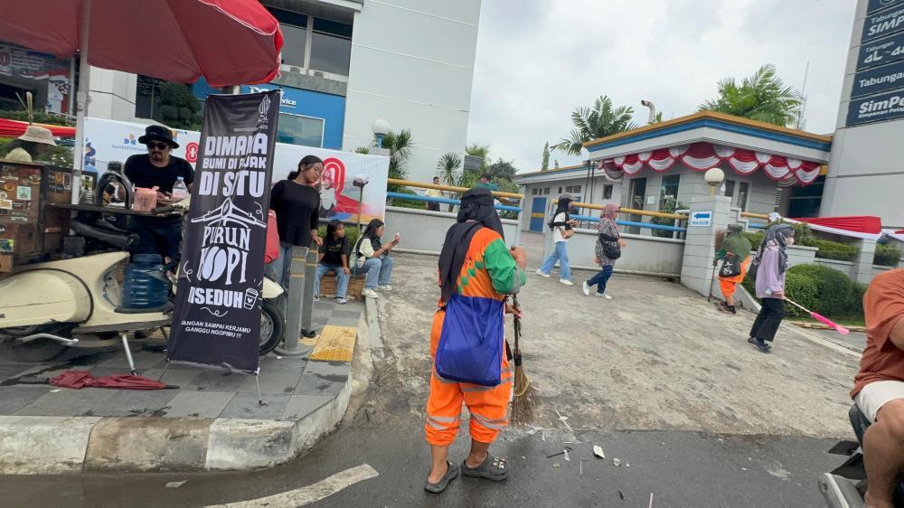 Pasukan Kuning Bersihkan Samarinda, Tapi Gajinya Belum Sentuh UMK