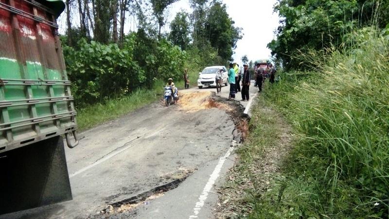 Diguyur Hujan, Jalan Poros Rantau Pulung - Sangatta Amblas   