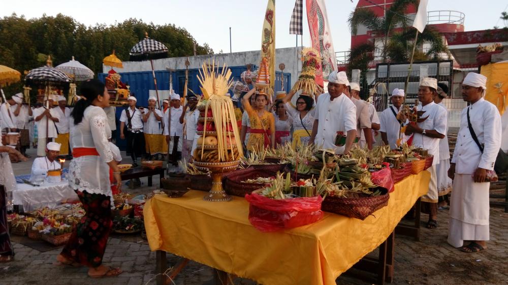RATUSAN UMAT HINDU BONTANG MENGIKUTI UPACARA MELASTI