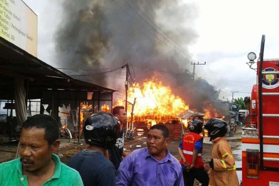 Diduga Kompor Meleduk, Barak Sembilan Pintu di Jalan Munthe Hangus Terbakar