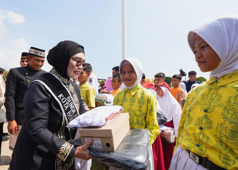 Disdikbud Bontang Bagikan Seragam dan Perlengkapan Sekolah ke Siswa PAUD hingga SMP