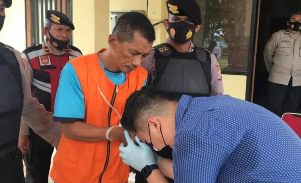 Momen Langka, Kasat Reskrim Cium Tangan Pelaku Pencabulan 