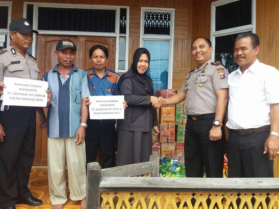Polsek Marangkayu Serahkan Bantuan Banjir Desa Santan