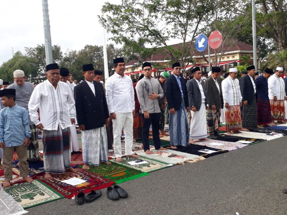Bupati Bone Shalat Idul Adha 1440 H Bersama Ribuan Warganya 