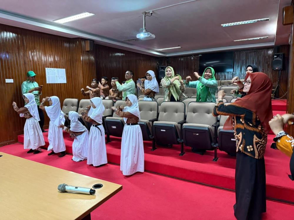 Belajar di Perpustakaan Bontang, SDN 015 Bontang Selatan Nikmati Layanan Layar Puspita