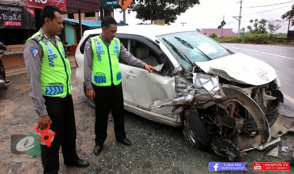 HANTAM MOBIL FORD, PENGENDARA AVANZA DILARIKAN KE RUMAH SAKIT