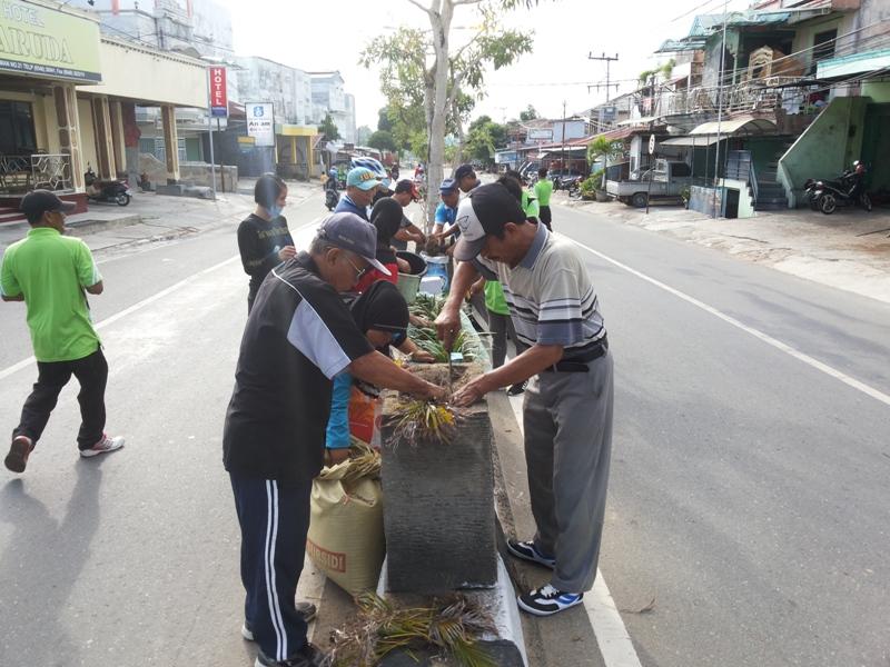 KELURAHAN BEREBAS TENGAH GELAR PENANAMAN TANAMAN HIAS