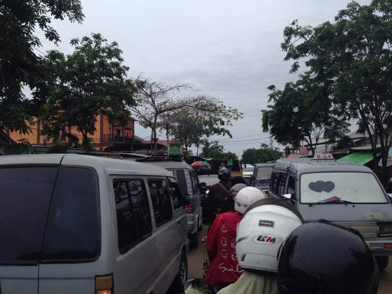 PENGUNJUNG PASAR RAWA INDAH MEMBLUDAK, KEMACETAN PUN TAK TERELAKKAN