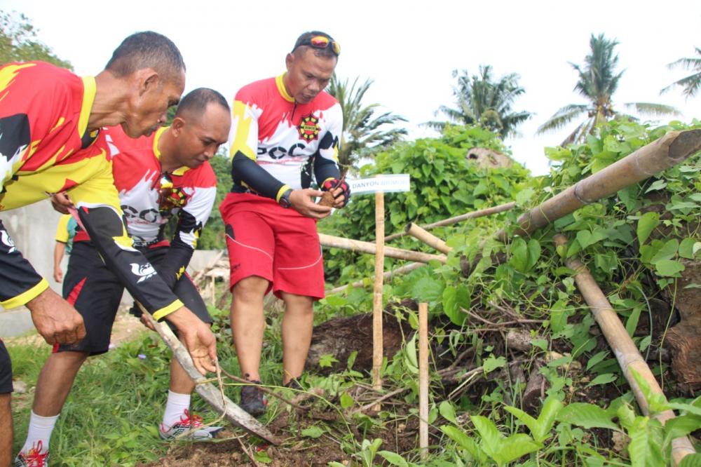 Tim Gowes Brimob Bone Ambil Bagian Hijaukan Negeri 