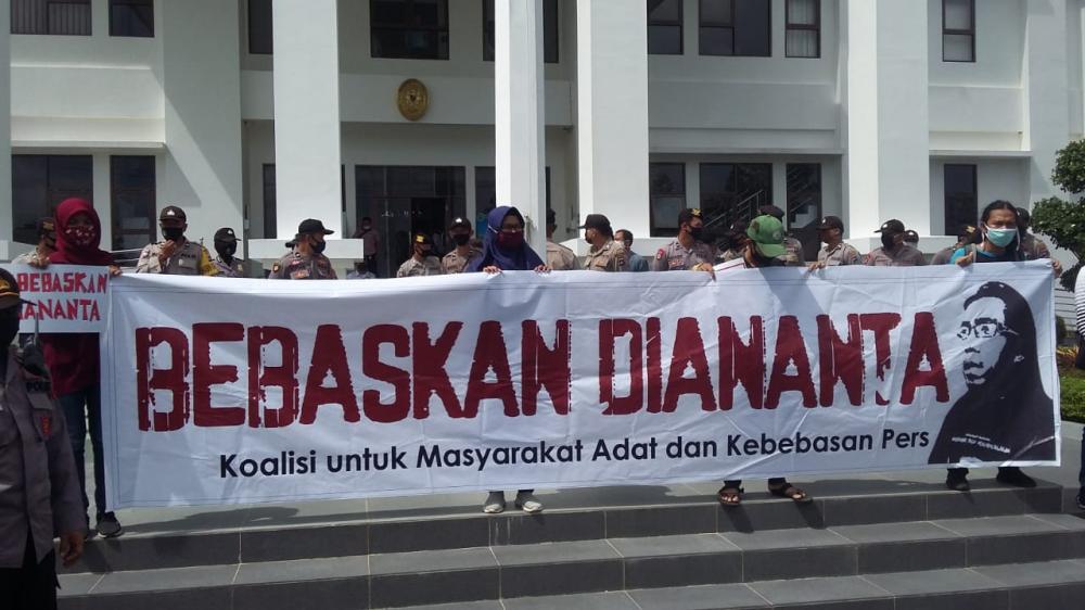 Aksi Solidaritas Jurnalis-Aktivis di Pengadilan Tinggi Kalsel: Diananta Tidak Sendiri 